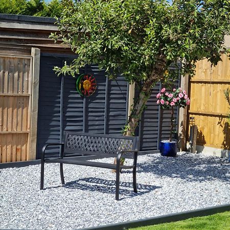 A Bright And Spacious Gem Staines-upon-Thames Екстериор снимка