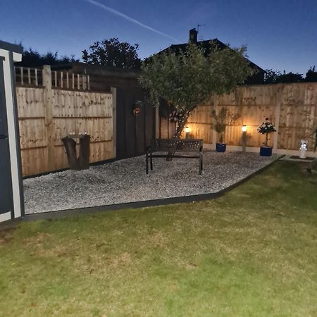 A Bright And Spacious Gem Staines-upon-Thames Екстериор снимка