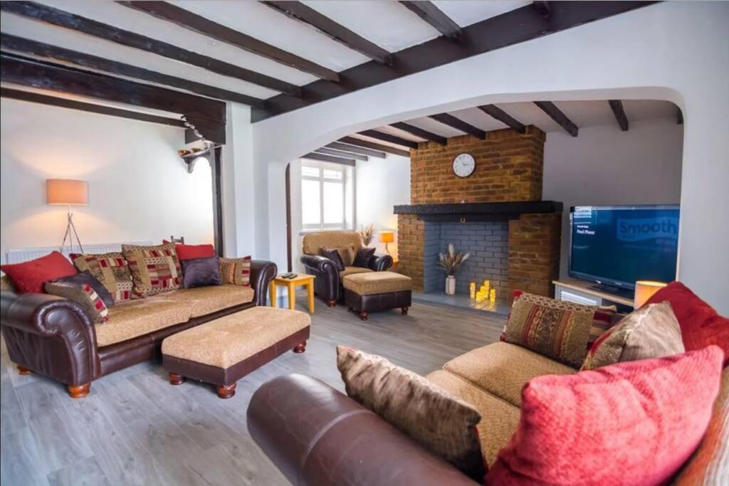A Bright And Spacious Gem Staines-upon-Thames Екстериор снимка
