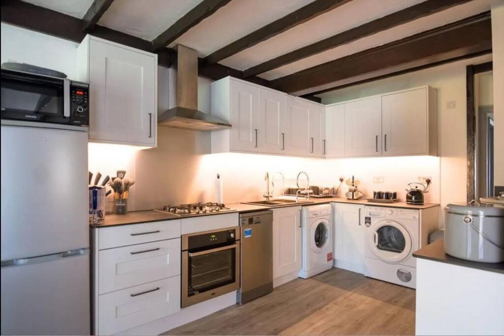 A Bright And Spacious Gem Staines-upon-Thames Екстериор снимка