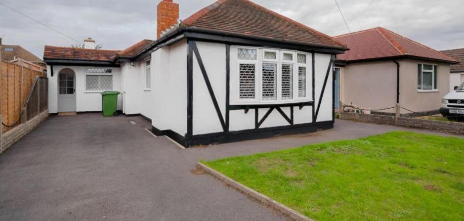 A Bright And Spacious Gem Staines-upon-Thames Екстериор снимка