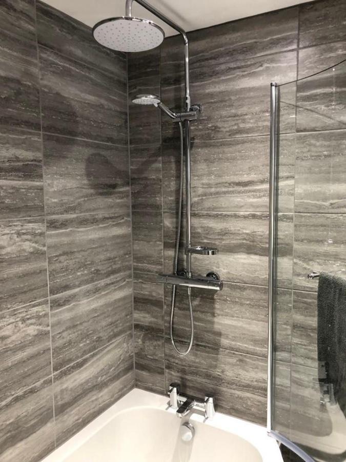 A Bright And Spacious Gem Staines-upon-Thames Екстериор снимка