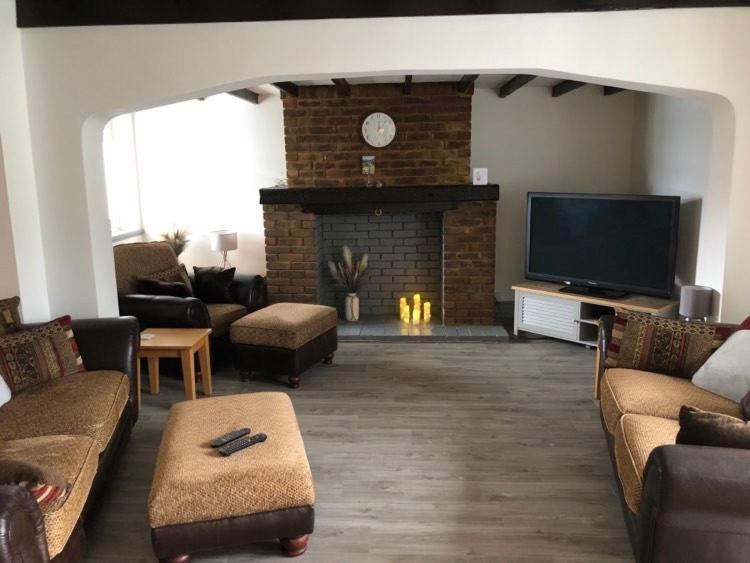 A Bright And Spacious Gem Staines-upon-Thames Екстериор снимка