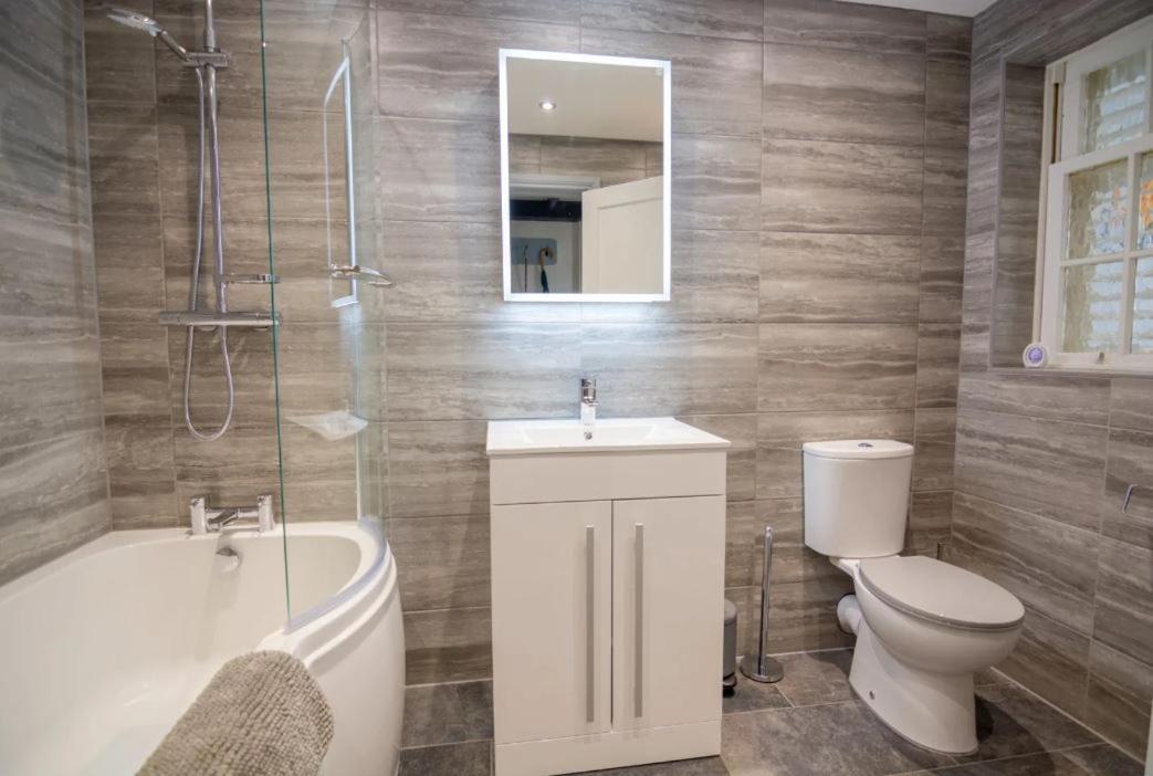 A Bright And Spacious Gem Staines-upon-Thames Екстериор снимка