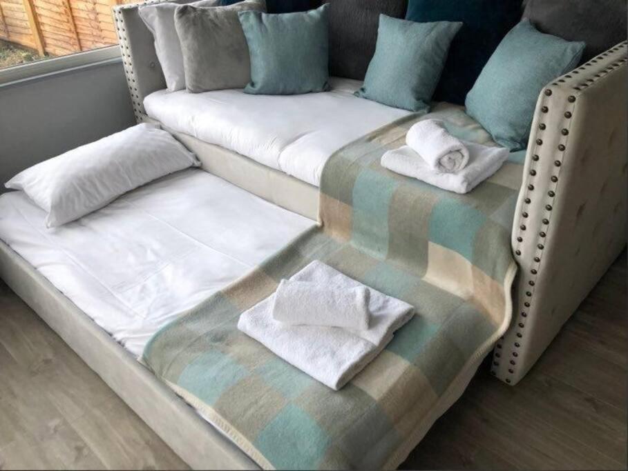 A Bright And Spacious Gem Staines-upon-Thames Екстериор снимка