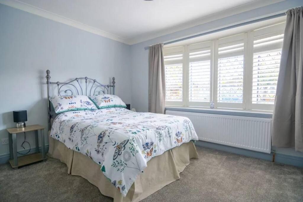A Bright And Spacious Gem Staines-upon-Thames Екстериор снимка