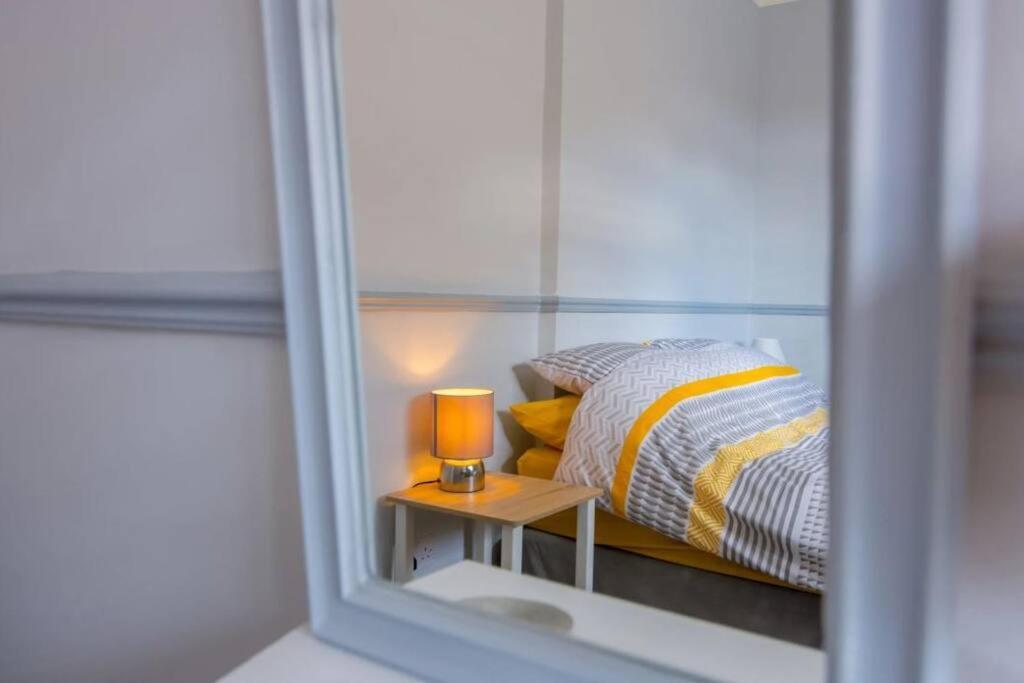 A Bright And Spacious Gem Staines-upon-Thames Екстериор снимка