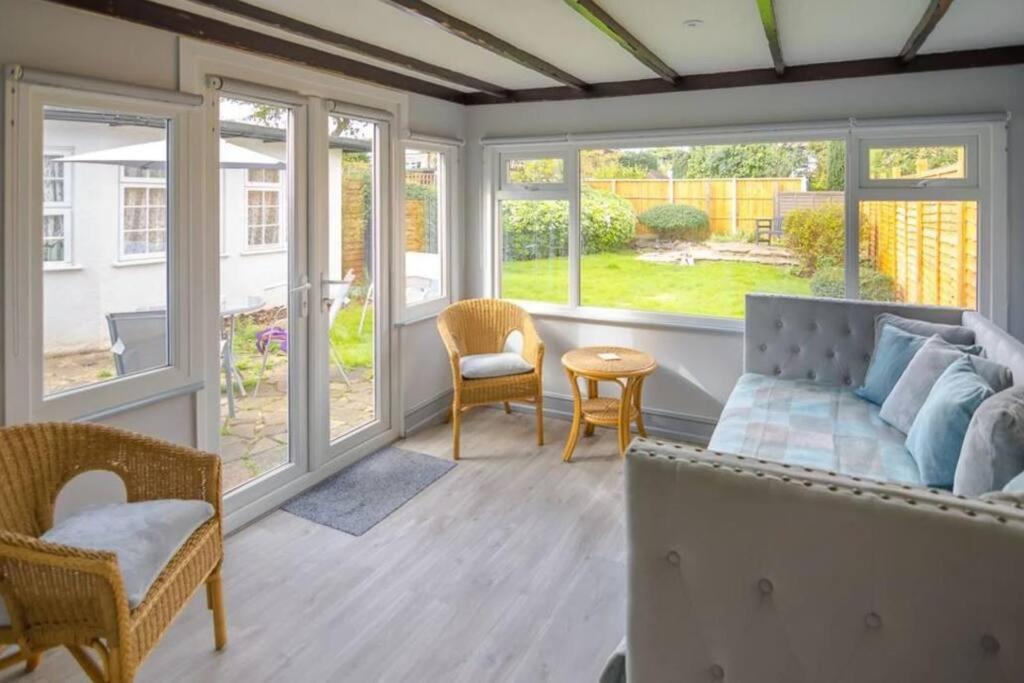 A Bright And Spacious Gem Staines-upon-Thames Екстериор снимка