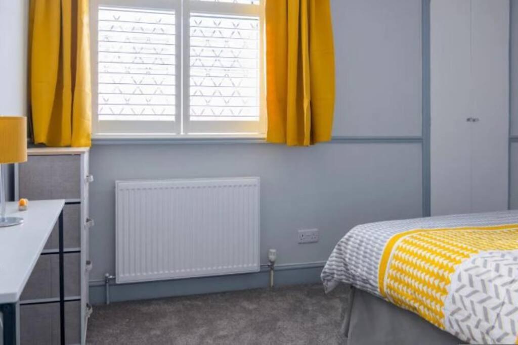 A Bright And Spacious Gem Staines-upon-Thames Екстериор снимка