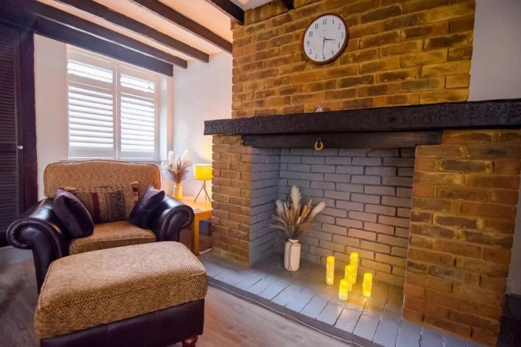 A Bright And Spacious Gem Staines-upon-Thames Екстериор снимка