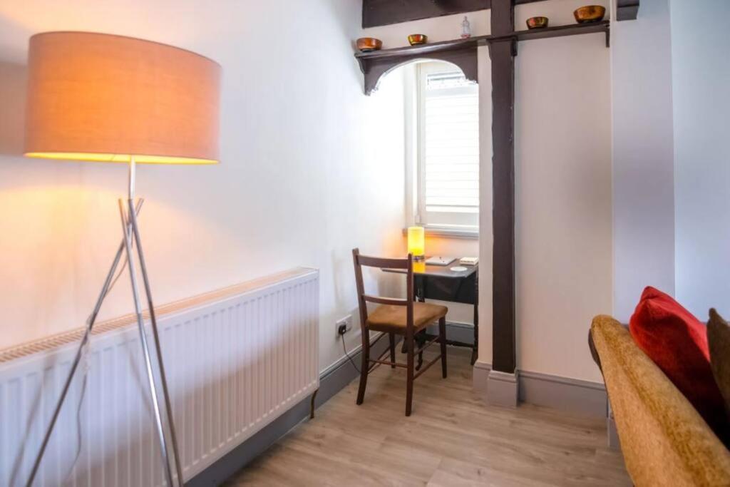A Bright And Spacious Gem Staines-upon-Thames Екстериор снимка