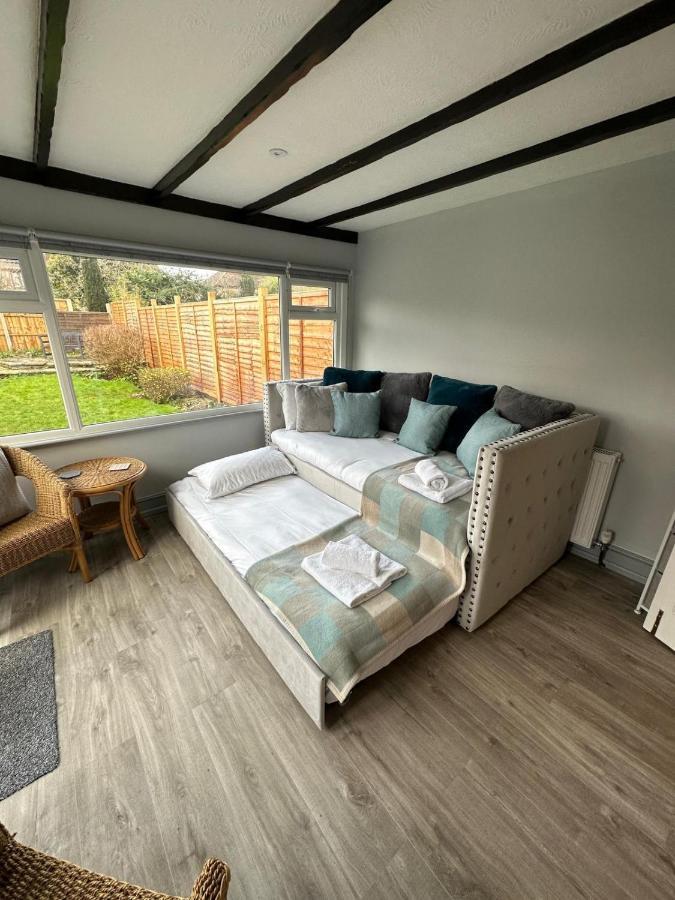 A Bright And Spacious Gem Staines-upon-Thames Екстериор снимка
