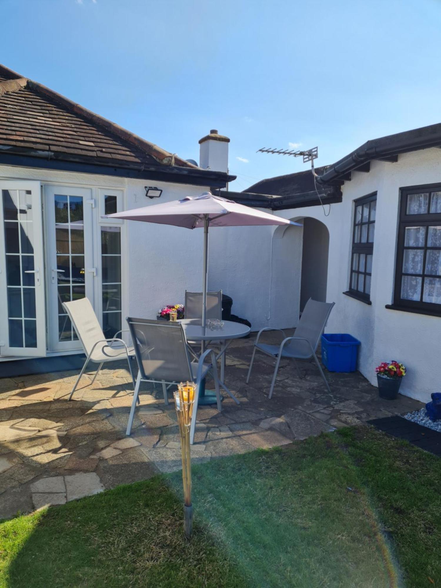 A Bright And Spacious Gem Staines-upon-Thames Екстериор снимка