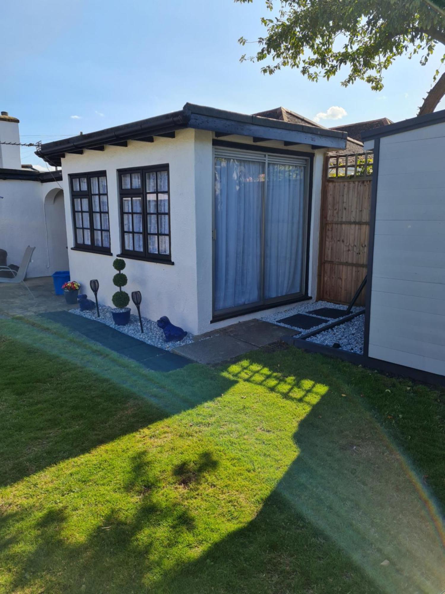 A Bright And Spacious Gem Staines-upon-Thames Екстериор снимка