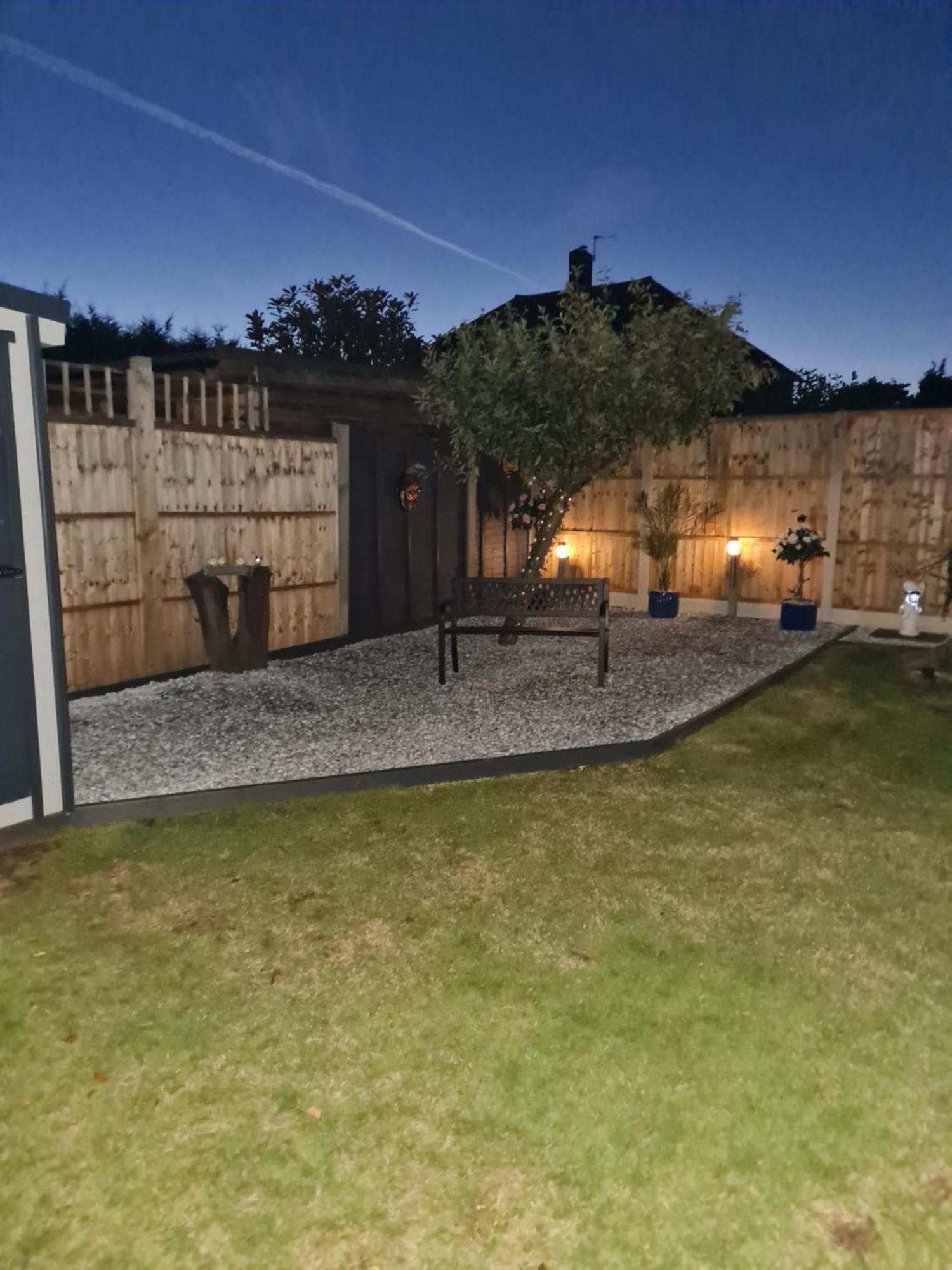 A Bright And Spacious Gem Staines-upon-Thames Екстериор снимка